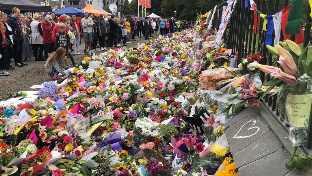 民众到基督城植物园献花，悼念恐袭的受害者。