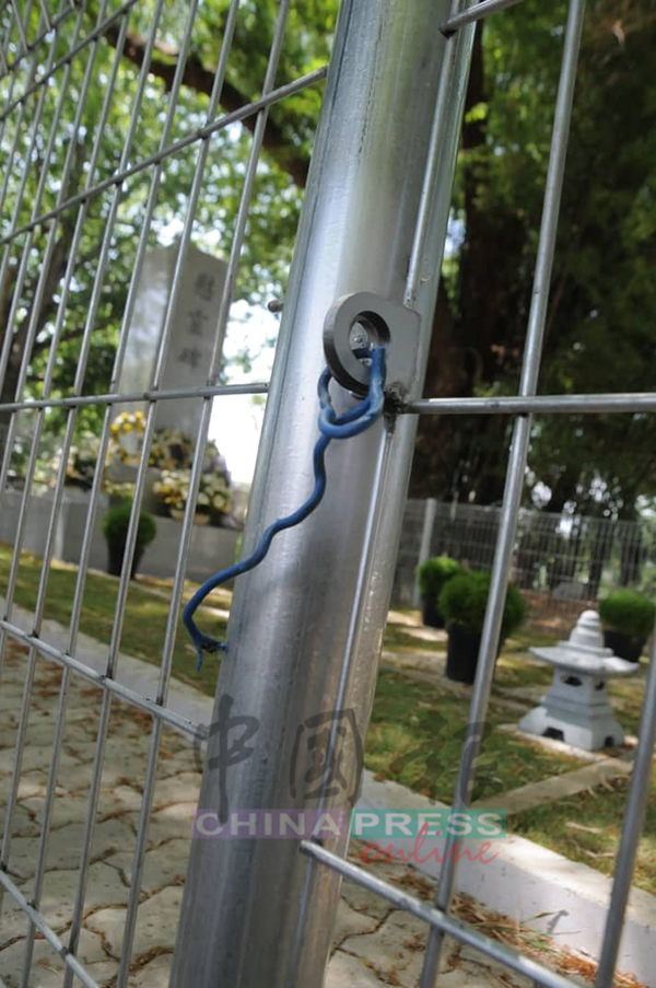 细铁线锁住日军慰灵碑处铁门，禁止公众进入慰灵碑范围。  