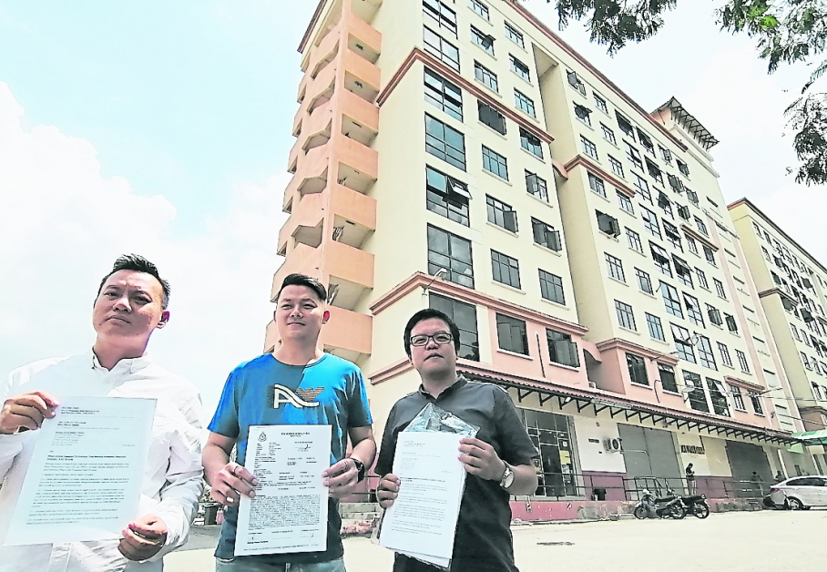 李春源（右起）、黄浩光及蔡求伟将提呈6封信函，协助处理公寓居民所面对的问题。