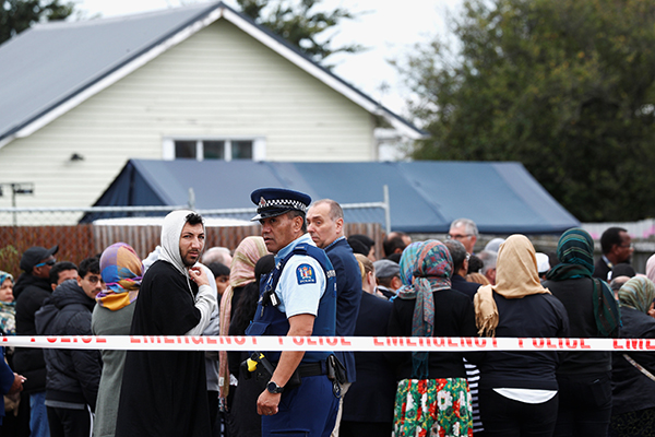纽西兰穆斯林社群周一在清真寺聚集祷告。