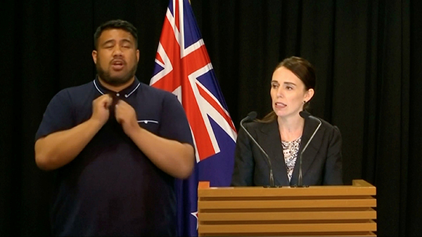 纽西兰总理阿德恩发布禁枪政策时，手语翻译温特站在她身后，未出一声，但表情悲痛丰富地翻译她的演说。