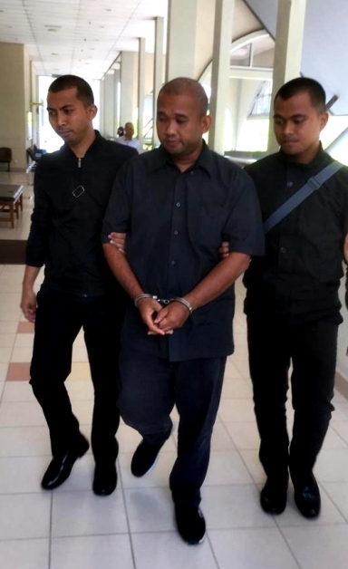 被告莫哈末费鲁斯（中）针对3项贪污控状俯首认罪，被判监禁4个月及罚款2万5000令吉。