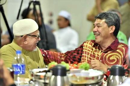 巫统与伊党两大巨头（左起）哈迪阿旺与莫哈末哈山，在晚宴言谈甚欢。