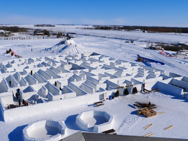 周日拍摄的鸟瞰图显示马塞与妻子安吉雇人打造的雪地迷宫。（法新社）