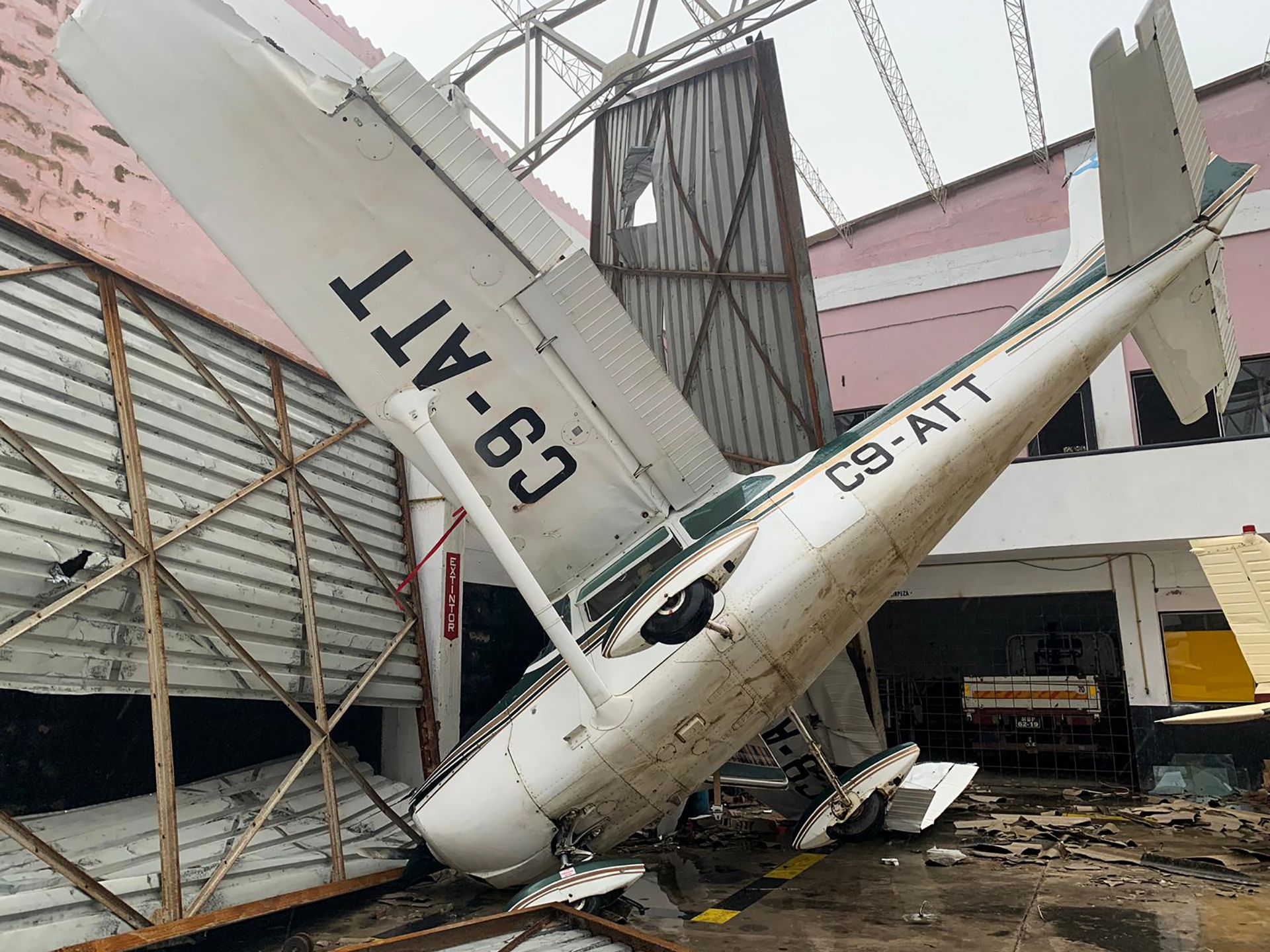贝拉机场遭推毁，一架小型机被吹翻。（法新社）