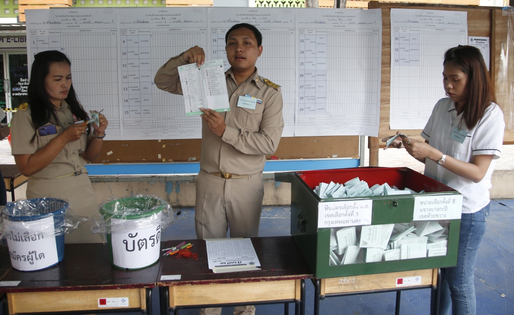 在投票程序结束后，数名官员在进行计票的工作。（美联社）