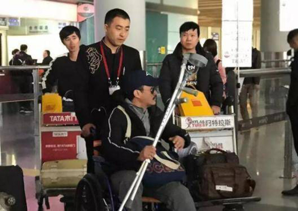 吴京多次被拍到坐轮椅。