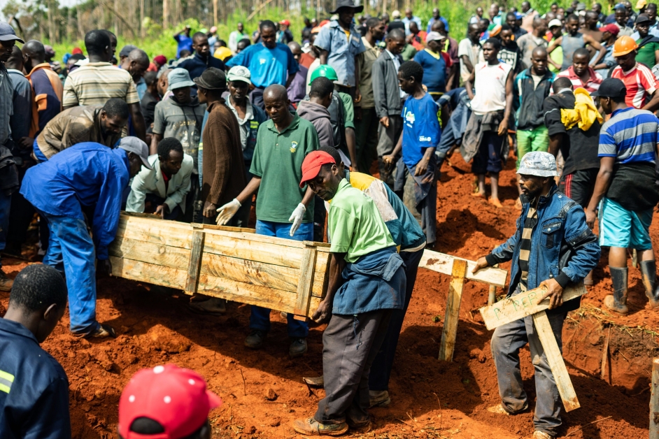 津巴布韦东部奇马尼马尼市的居民，为洪灾罹难者举行葬礼。（法新社）