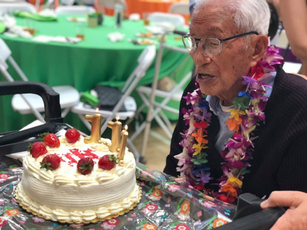 2018年曾亨利过111岁生日时切蛋糕。(推特)