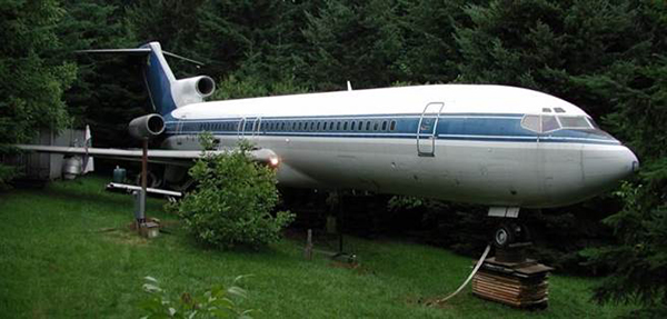 爱机成痴的坎贝尔将20年前退役的波音727客机，魔改成在俄勒冈州森林里的“豪宅”，各种生活起居设备应有尽有。