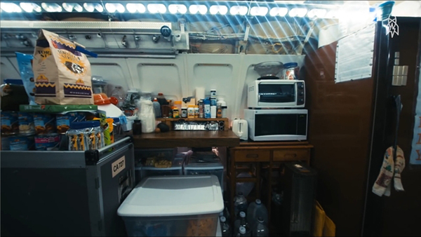 机舱内还设置了一个小厨房，设备相当齐全。