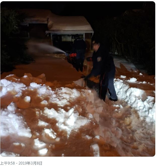 渥太华警方在老翁邻居的协助下，花了半小时才清除老翁门前的部分积雪。