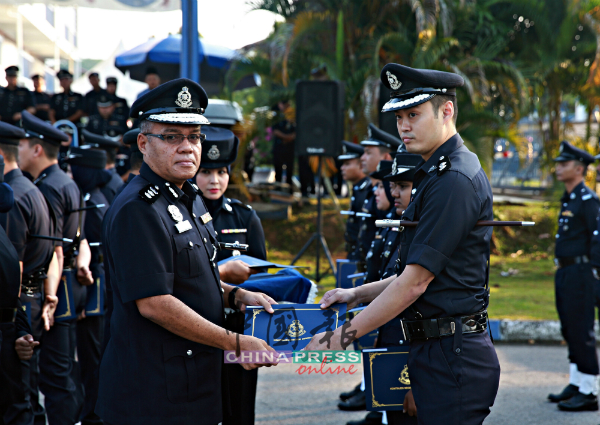 蔡迪希（右）从沙末亚雅手中接过感谢状，他也是现场唯一获得感谢状的华裔警员。