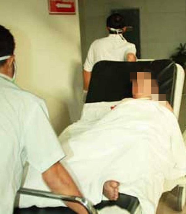 华裔男教师被居民紧急送院治疗。