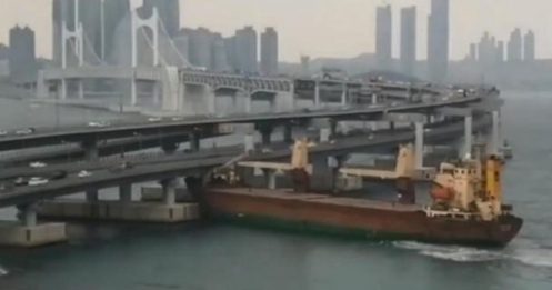 俄船长醉酒 货轮撞釜山大桥