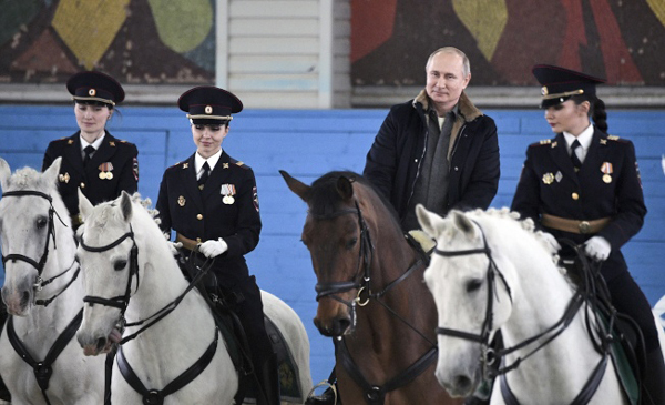 俄罗斯总统普汀（右2）有警花伴随着骑马。