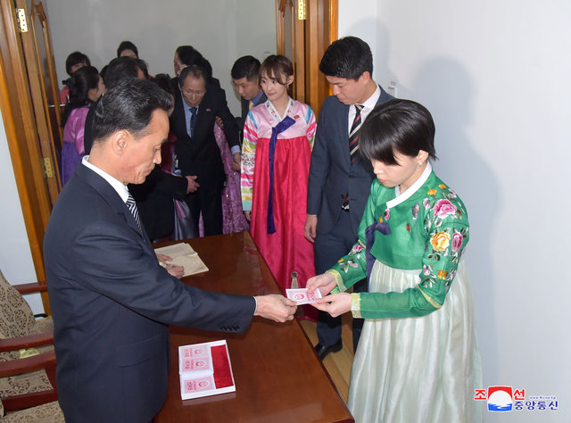 朝鲜人民周日投票选最高人民会议代表。（路透社）