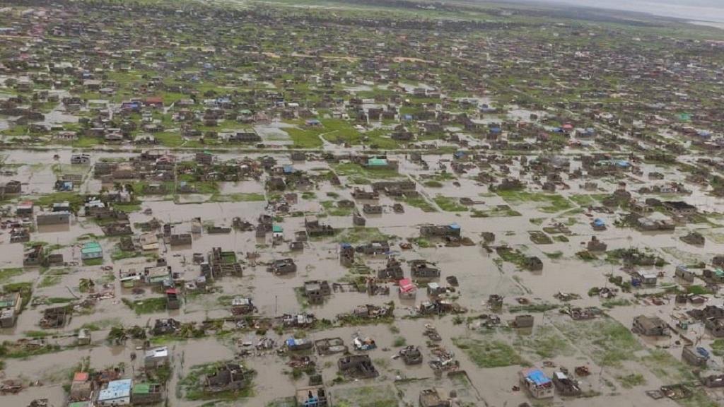 热带气旋“伊代”重创莫桑比克，空中拍摄照片可见屋子淹在水中。（互联网）