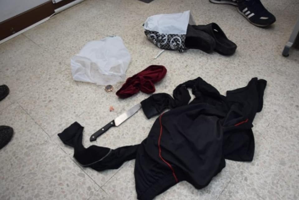 嫌犯留下的红内裤、刀具等装备。