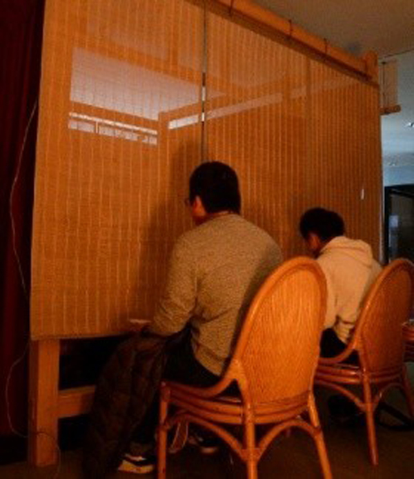 日本推出“隔帘相亲”的相亲活动，参加者们看不见对方的长相。