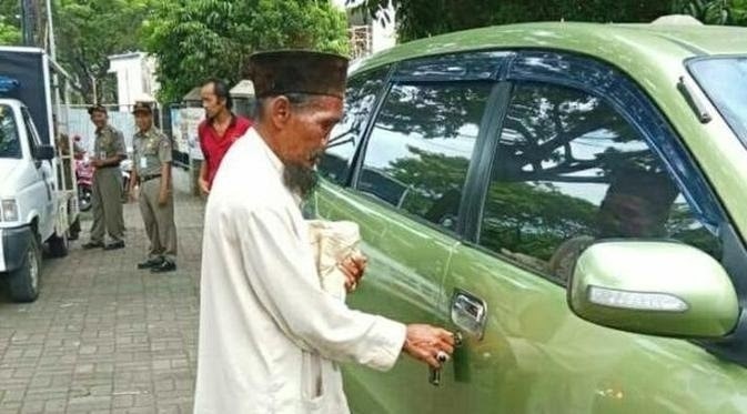 这名名叫“Abah”的乞丐，竟然是拥车人士。