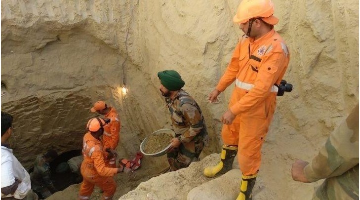 拯救人员在男童受困地点附近开挖另一口井，方便救援。