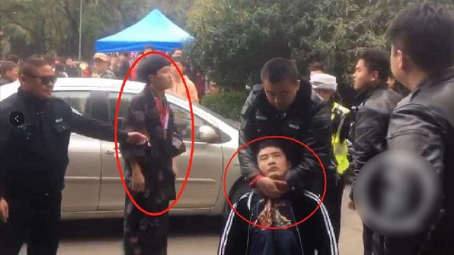 男子(左边红圈)被疑穿和服，遭武汉大学保全殴打，他的朋友（右边红圈）也被勒颈。