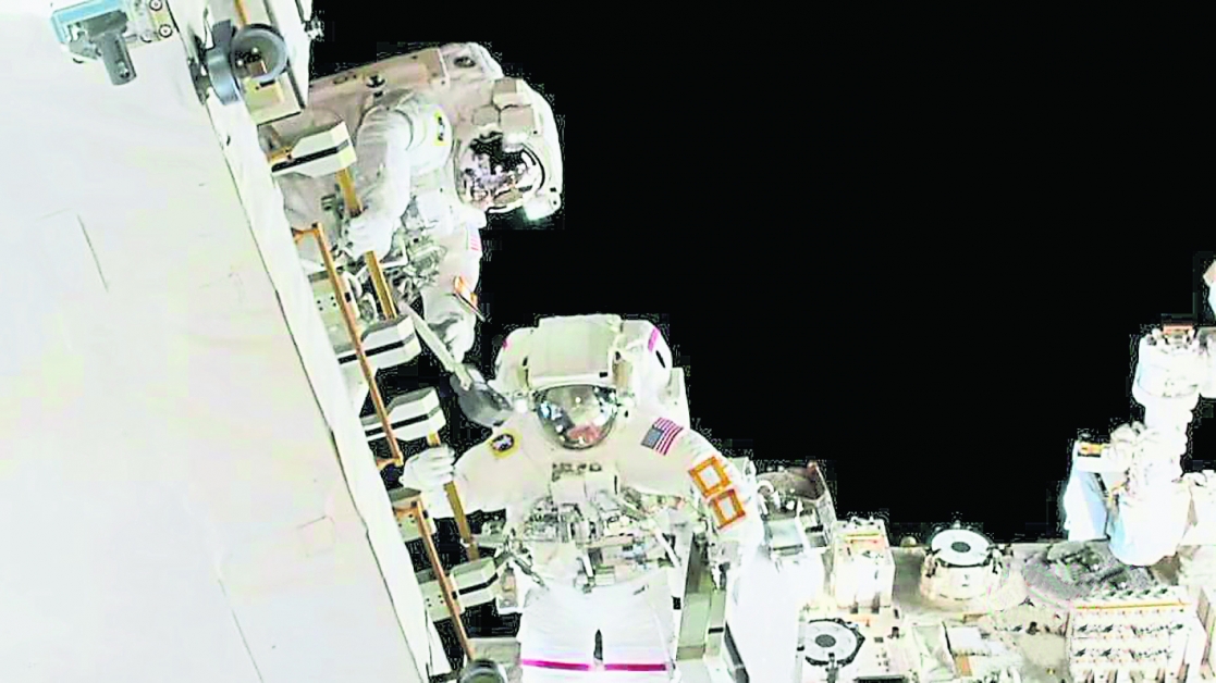 两名宇航员3月22日在国际太空站完成一次约6个半小时的太空行走，为空间站太阳能电池板换上新电池。（中新网）