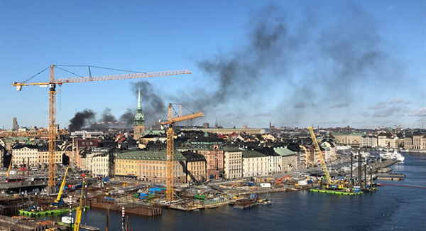 斯德哥尔摩瓦灵比工业区冒出浓烟。
