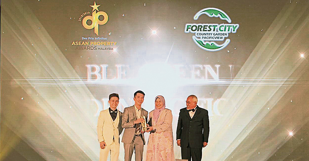 黄詝瀚（左2）从祖莱达（左3）手中接获“最佳可持续绿色发展项目奖”。