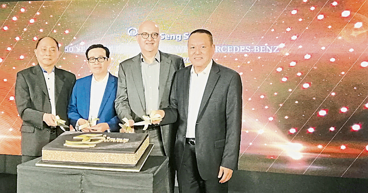 黄志成（左起）、陈志福、哈乐伯仁及陈文德一起主持50周年庆切蛋糕仪式。