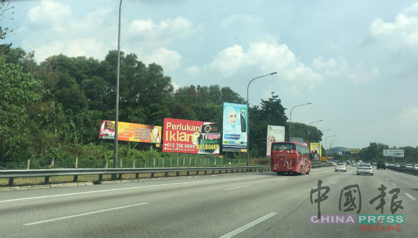 芙蓉通往汝来的高速大道拥有许多非法广告牌，有些非法广告牌已存在数年以上。