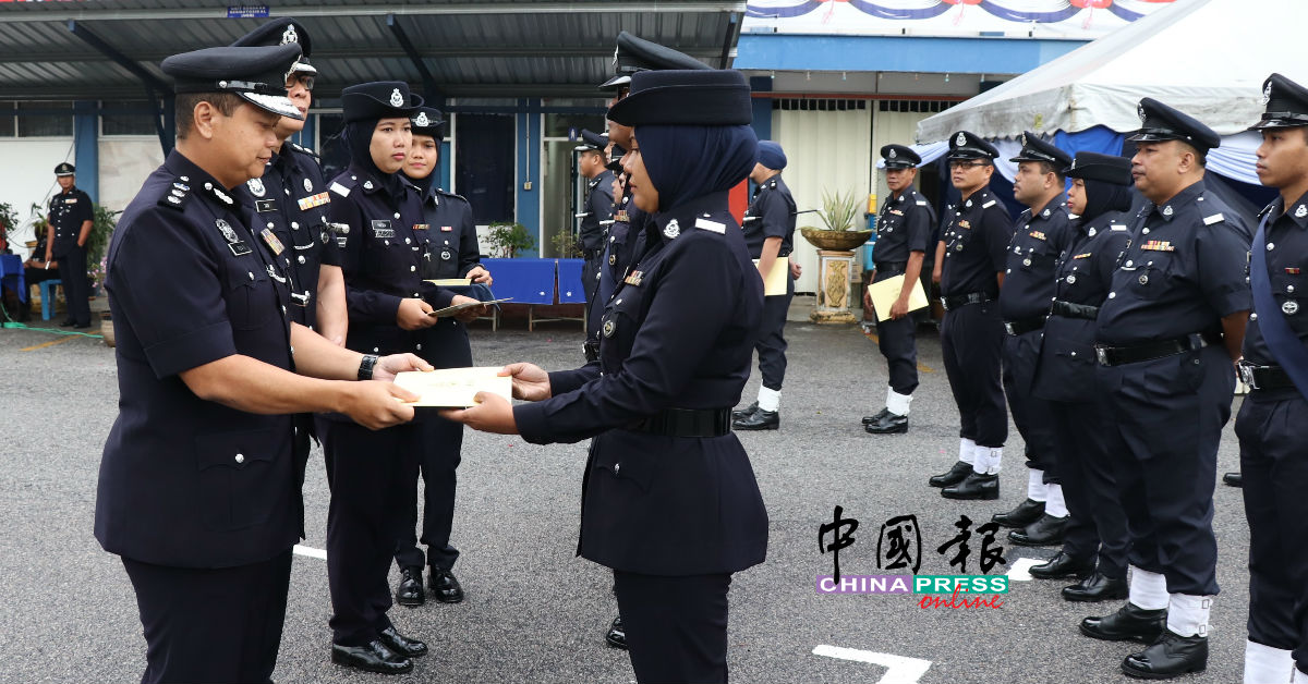 阿末安南（左）颁发褒扬状给表现优异的警官。