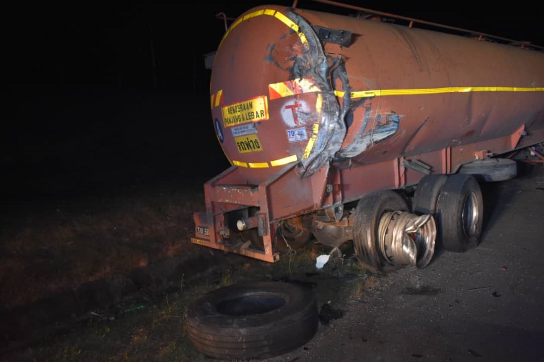 莫哈默戚鲁拉斐斐的运载胶汁的油槽罗厘，其后轮被撞脱。