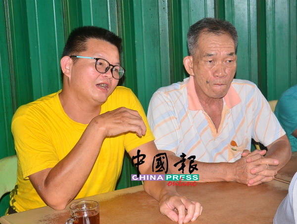 谢汉斌（左起）和李日丰代表小贩反映搬迁运输，基本设施和防盗问题，希望阿鲁古马给予关注。