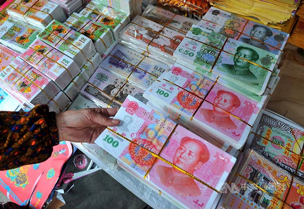 图为中国清明节的高仿冥币纸钞资料照片。
