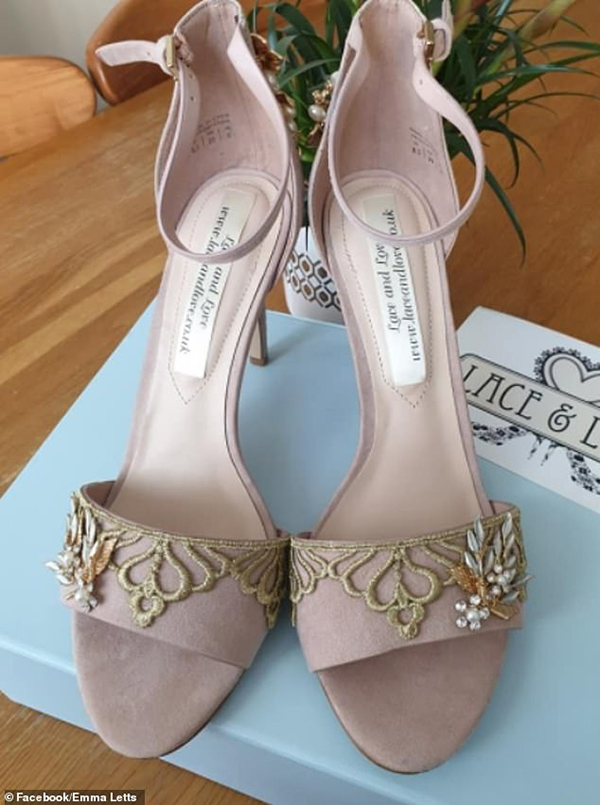 母亲生前为女儿订制的婚鞋。