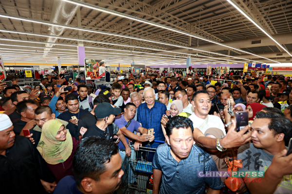 特易購霸級市場的超市部門，因為“bossku旋風”人潮擠得水洩不通。