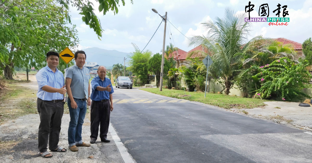 黄文标（中）、黄涵威（左）及陈棠（右），巡视选区内打昔韩江义山外的公路修补工程的成果。