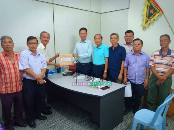 7名来自榕吉油棕园主，向张聒翔（左4）寻求协助，并提交报案书。
