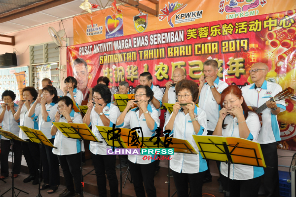 乐龄活动中心口琴组团员虽然都是乐龄人士，但却展现乐龄人士宝刀未老的音乐才华。