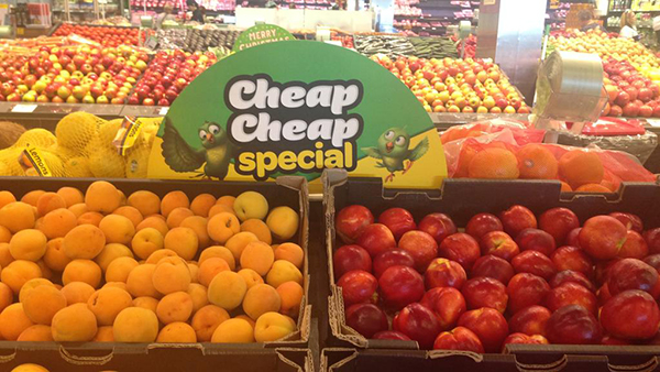 澳洲连锁超市“沃尔沃斯超市”售卖的水果。