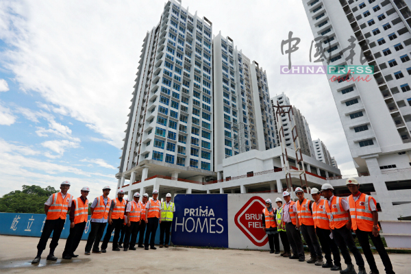 张聒翔（左7）和吴金财（右5）在众官员和发展商陪同下，一起巡视芙蓉中环广场“一个马来西亚人民房屋计划”的公寓单位。