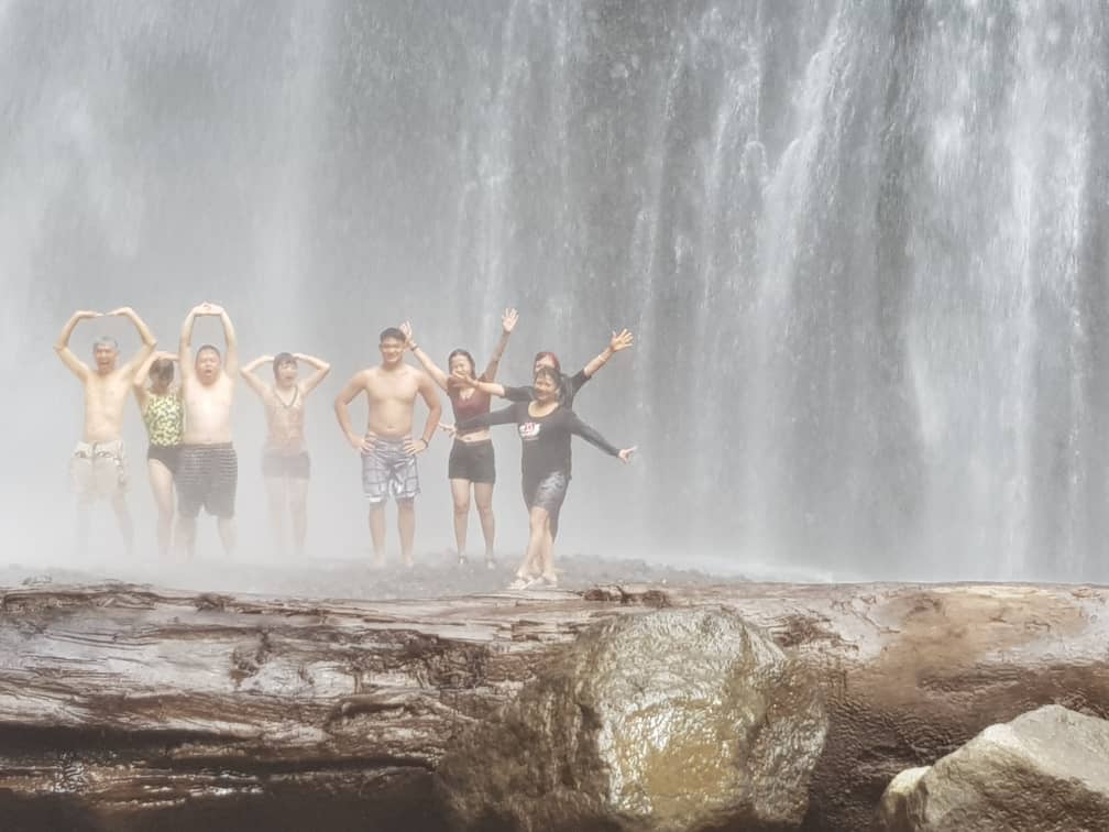 事发前，团员们在瀑布下玩水，未料下一刻乐极生悲。