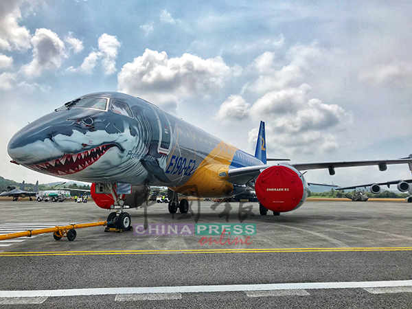 全新机型“E190-E2”彩绘出来的鲨鱼机，首次亮相2019浮罗交怡海空展。