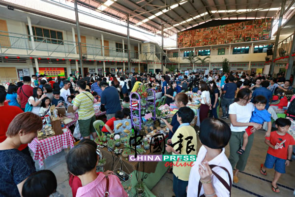 “小feel文创市集”在芙蓉小镇发挥能量，吸引逾千人到访，场面一片热闹。