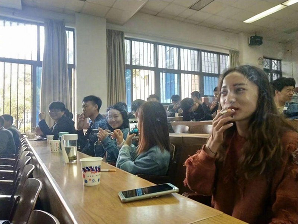 中国云南农业大学烟草学院有“品烟课”，学生们不分男女人手一支烟，在课堂上光明正大吞云吐雾。