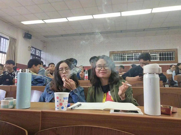 学生在教室吸烟不忘拍照上传网路，引发网友挞伐。