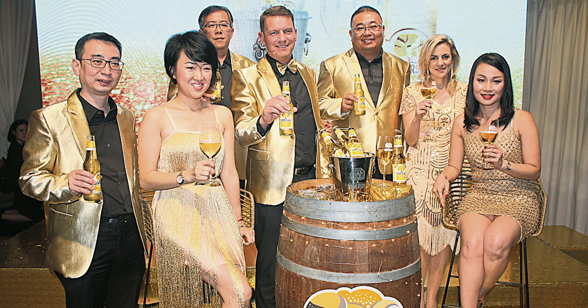 雷盟（右4）携同众高层一起推介高雅气泡酒。左起为林志杰、赖明珠、刘荣发；右起为郑淑贞、卡洛琳和陈森宦。