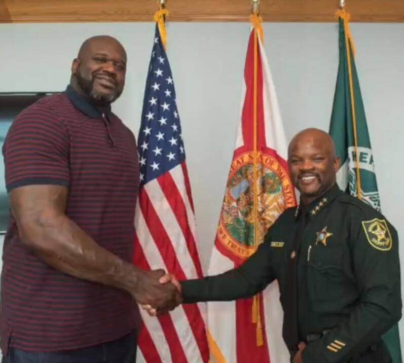 奥尼尔（左）出任美佛罗里达布劳沃德县警察局副警长。